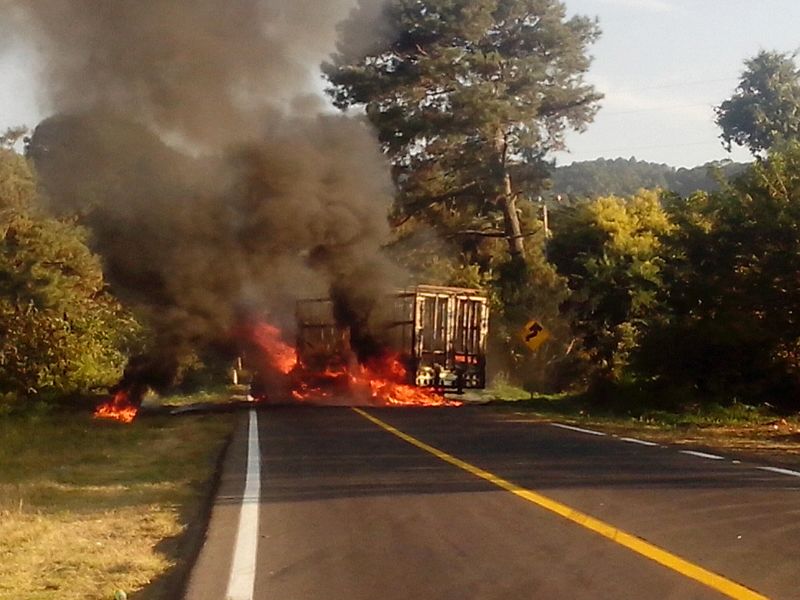 Incendian vehículo en carretera Uruapan-Gabriel Zamora