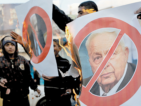 Muchos palestinos celebraron el deceso del que también fuera ministro de Defensa. 