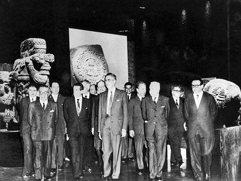 El presidente Adolfo López Mateos y Jaime Torres Bodet durante el recorrido inaugural.