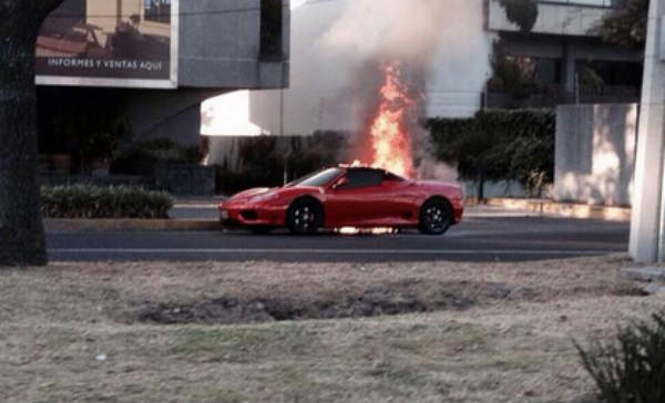 Un ferrari se incendió en Lomas de Chapultepec