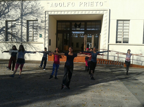 Artistas y alumnos protestan con actividades culturales por el cambio de sede de la escuela Adolfo Prieto.