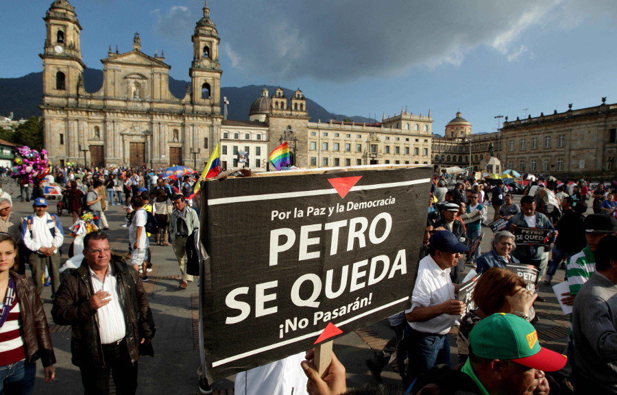 Cientos de simptizantes del depuesto alcalde se reunieron en la Plaza Bolívar de la capital colombiana.