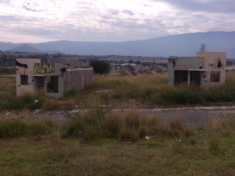 Dos de las casas que sobrevivieron al demolimiento hoy están abandonadas