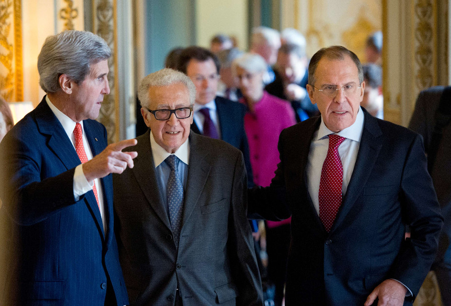 El secretario de Estado de EU, John Kerry con el emisario especial para Siria, Lakhdar Brahimi, y el cansiller ruso Serguei Lavrov.