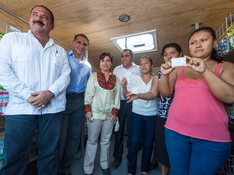 La titular de Desarrollo Social, Rosario Robles entregó entregó más de cuatro mil tarjetas Sin Hambre, beneficiando a igual número de familias que hab