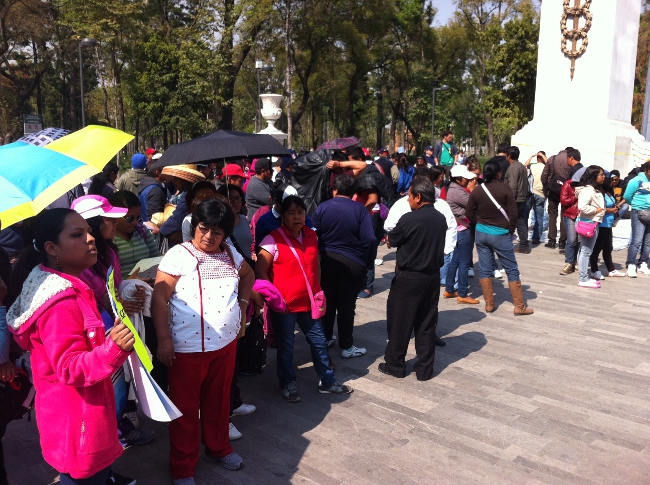 Cerca de 300 maestros se manifiestan en el Hemiciclo a Juárez
