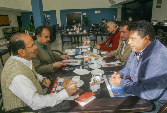 Durante la reunión de Enrique Mendoza y Alejandro Solalinde.