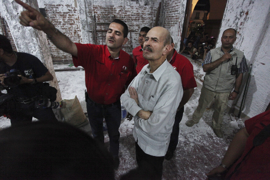 El gobernador de Michoacán, Fausto Vallejo, en el palacio municipal de Apatzingán