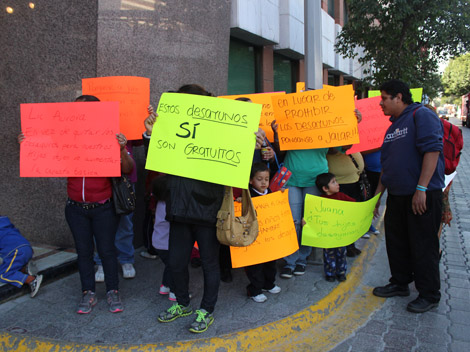 Las manifestantes acudieron a donde la funcionaria tenía una reunión con regidores. 