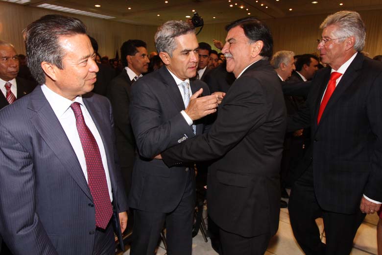 Miguel Ángel Mancera acompañó a Mariano González Zarur en su tercer informe de gobierno.