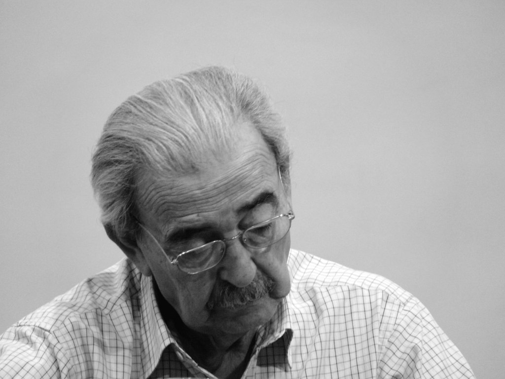 El poeta Juan Gelman nació el 3 de mayo en Buenos Aires, Argentina.