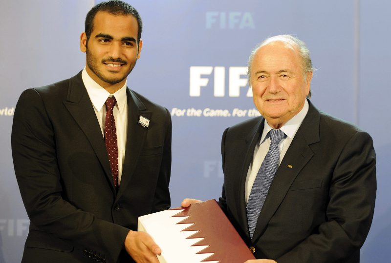  Sheikh Mohammed bin Hamad bin Khalifa AI Thani, del Comité Organizador, y Joseph Blatter, presidente de FIFA