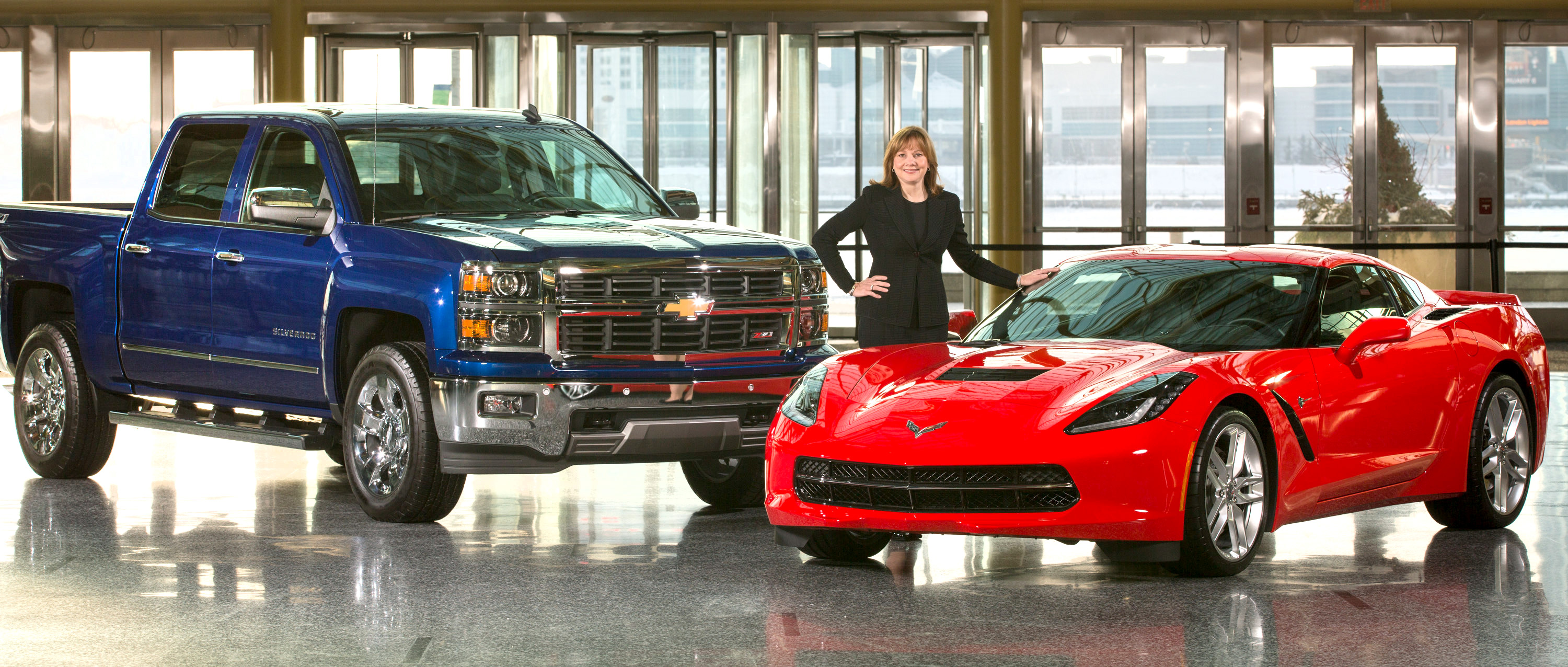 Chevrolet Corvette y Slverado “auto y camioneta del año” 