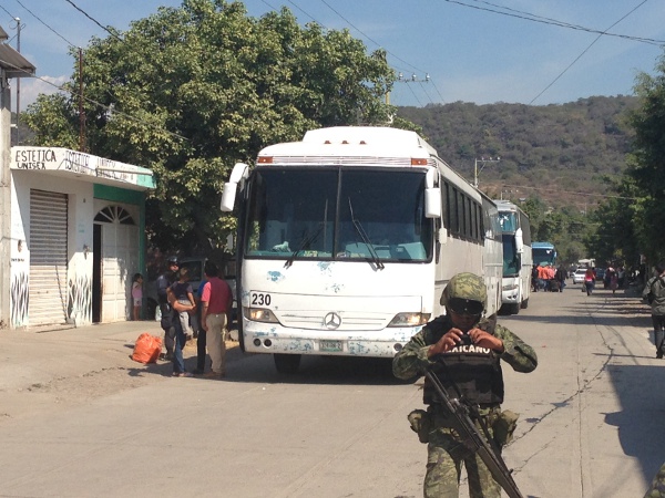 Ejercito desarma a policías de Apatzingán 