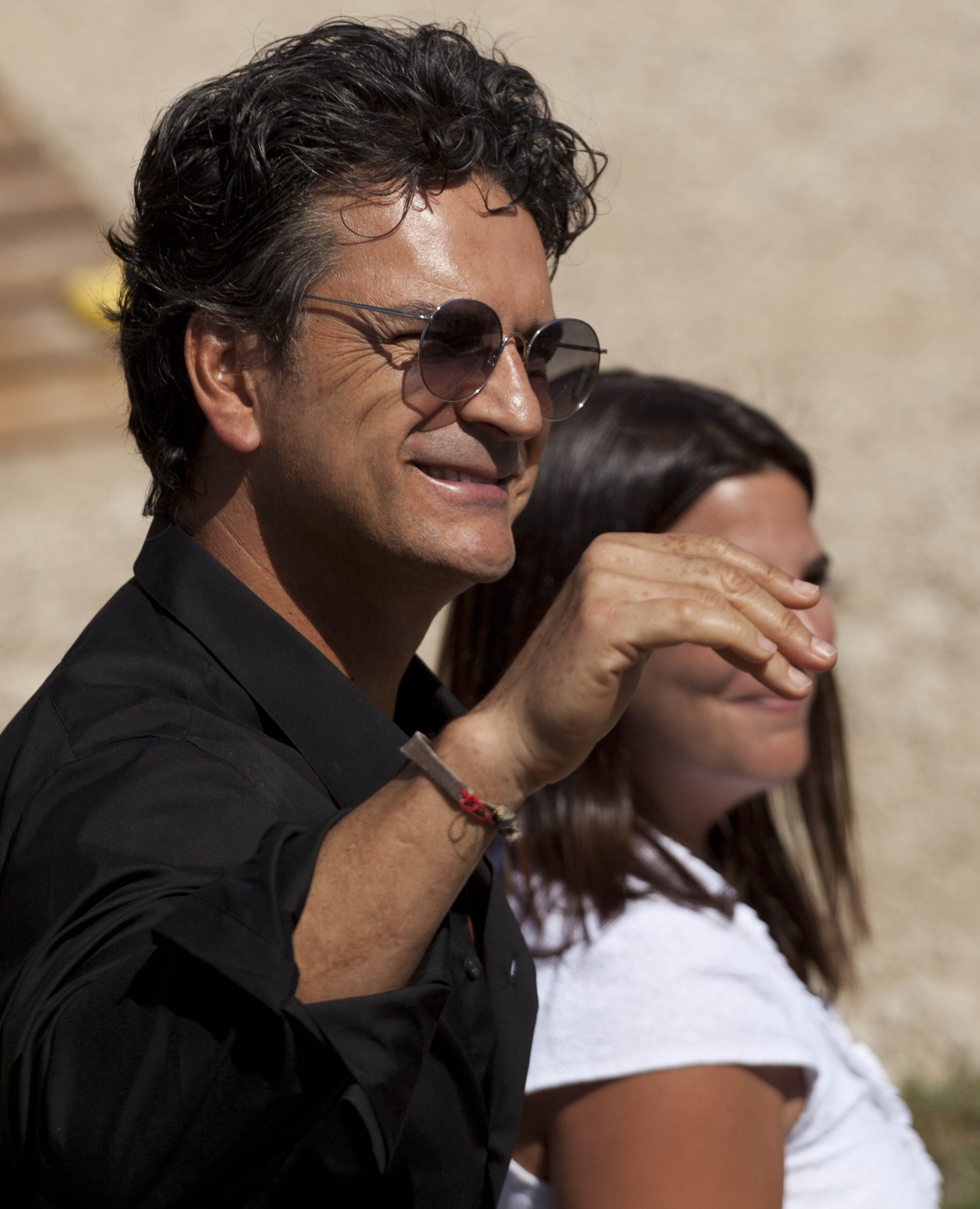 El cantante inauguró el miércoles una escuela.
