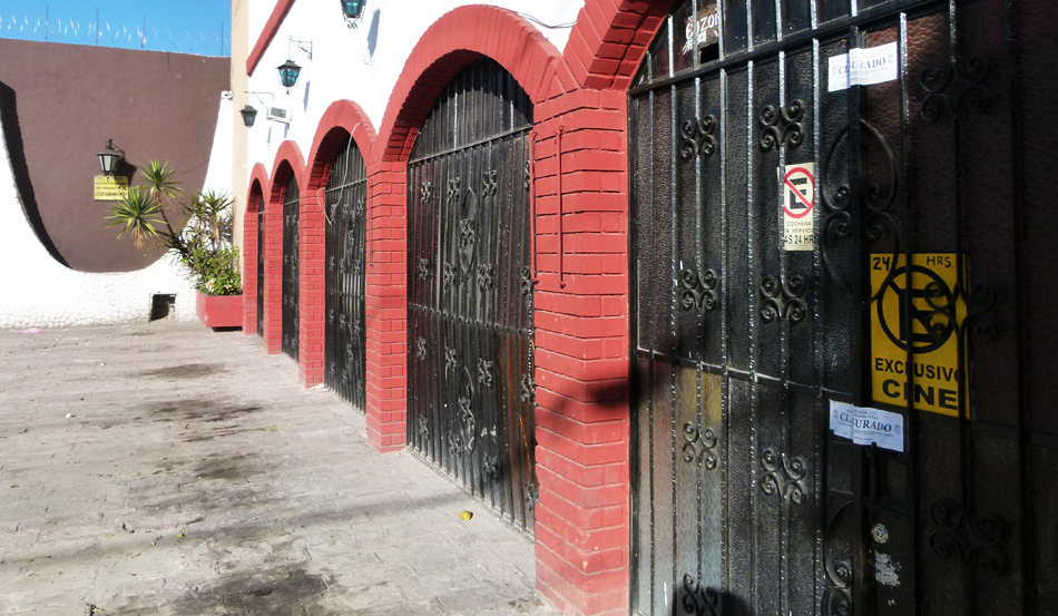 El cine fue clausurado por falta de licencia de suelo.
