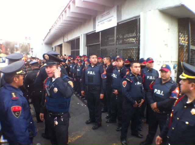 Elementos de la Policía Bancaria e Industrial resguardan el juzgado cívico.