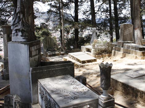 El encanto por el cementerio radica en esas tumbas donde descansan los restos de personajes de toda índole.