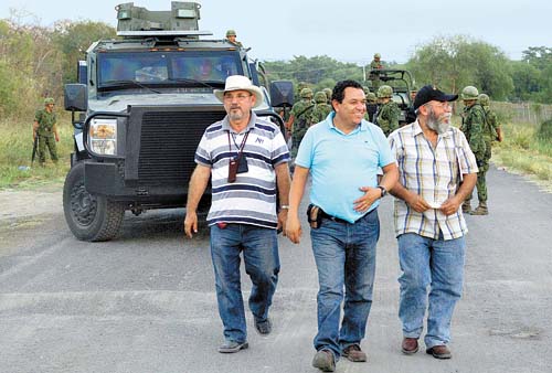 Hipólito Mora (izquierda) junto con otros líderes a su arribo a la reunión con autoridades.