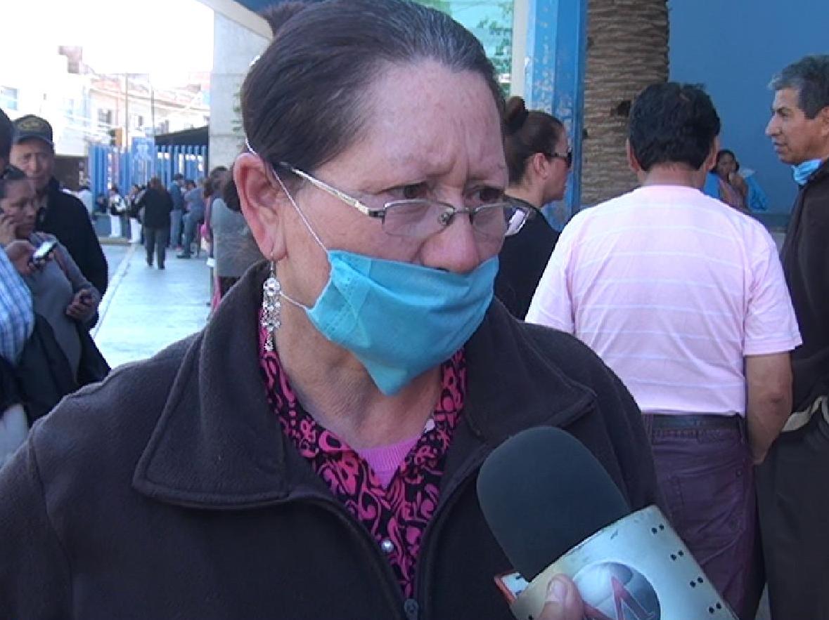La Mamá de Ana María, preocupada por la salud de su hija, permanece afuer adel HGR. 