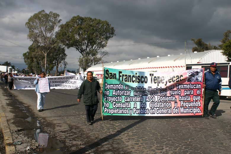 Manifestación de campesinos en la autopista México-Puebla.