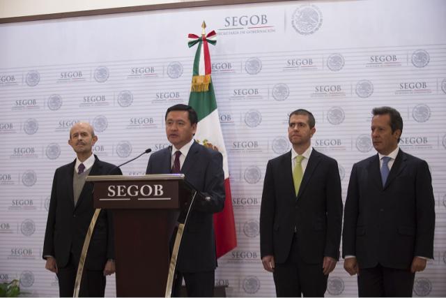 El secretario de Gobernación, Miguel Ángel Osorio Chong, con el gobernador Fausto Vallejo y el nuevo Comisionado Federal de Seguridad en Michoacán, Al