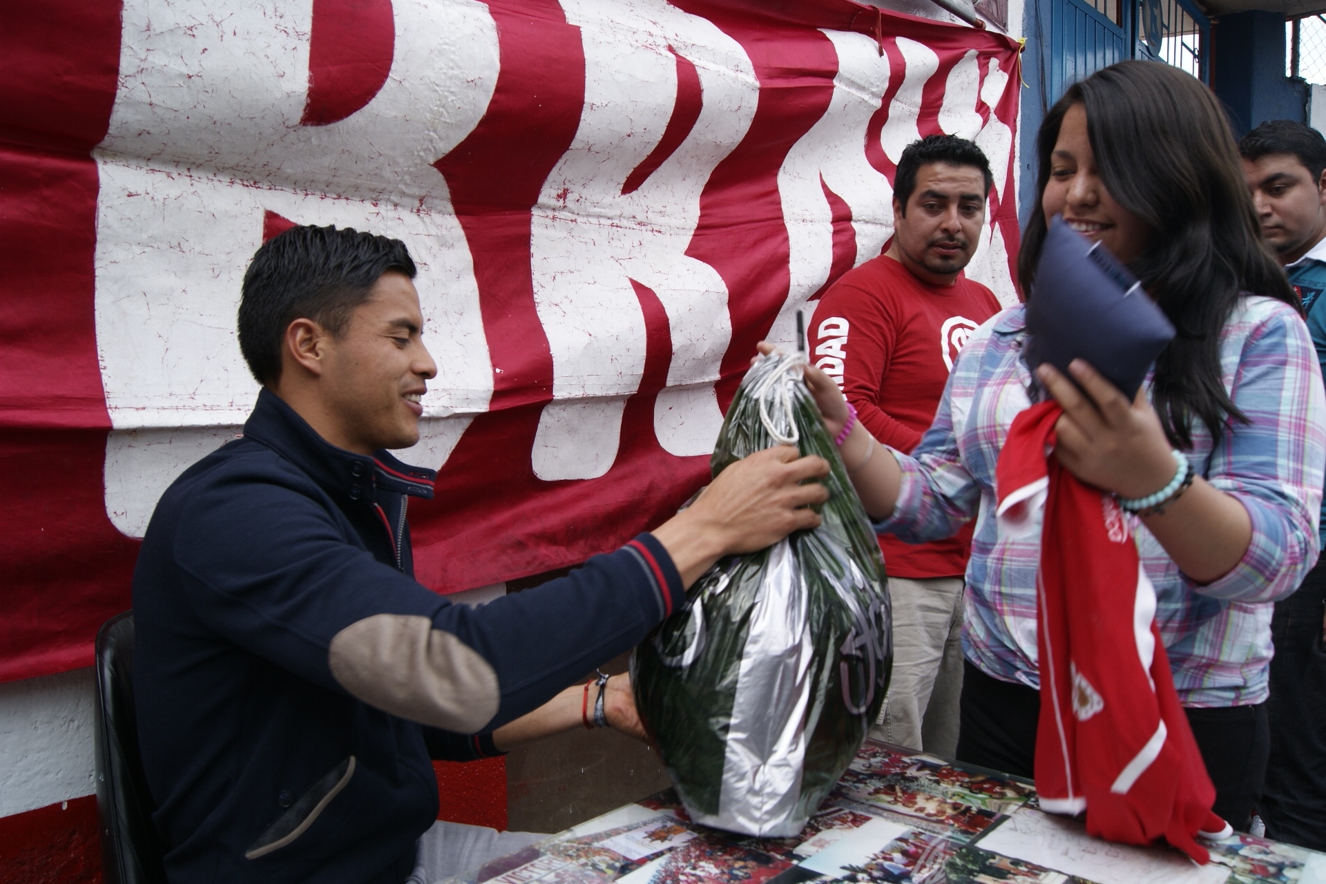 El portero del Toluca recibió los donativos.