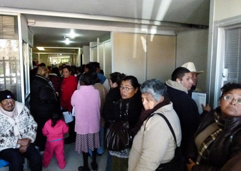 Este jueves desde las 8:30 horas, los derechohabientes hicieron largas filas en la clínica 83 del IMSS