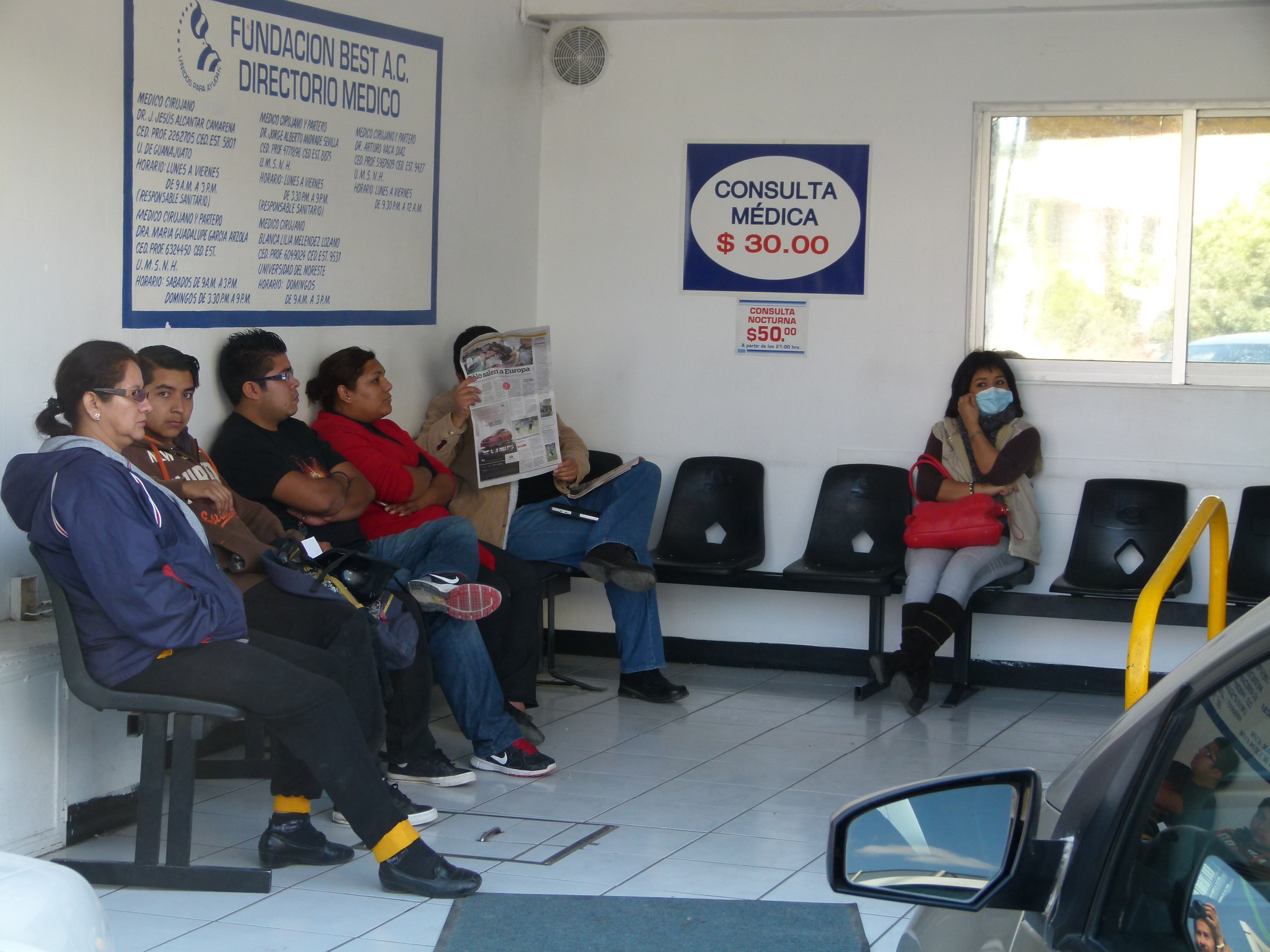 Los consultorios de las farmacias están llenos. 