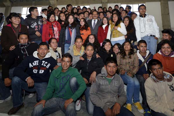 El Rector Alfonso Esparza con alumnos de la unidad académica de Libres.