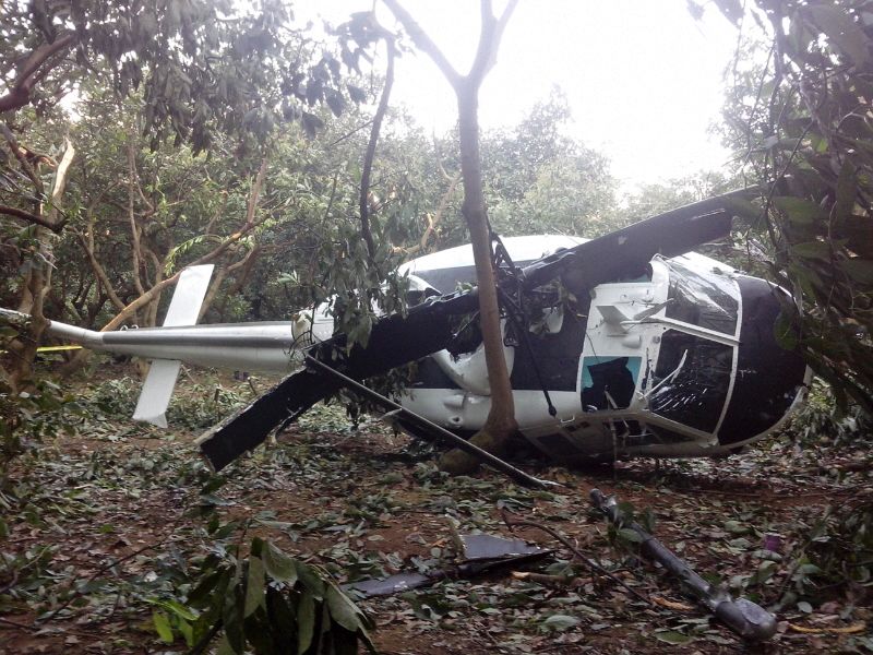 El helicóptero se desplomó cerca de las 14 horas en las inmediaciones de la comunidad de El Cortijo, perteneciente a Tancítaro.
