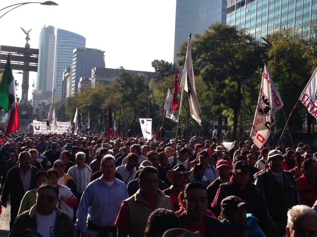 Integrantes de la CNTE y el SME marcha por Reforma
