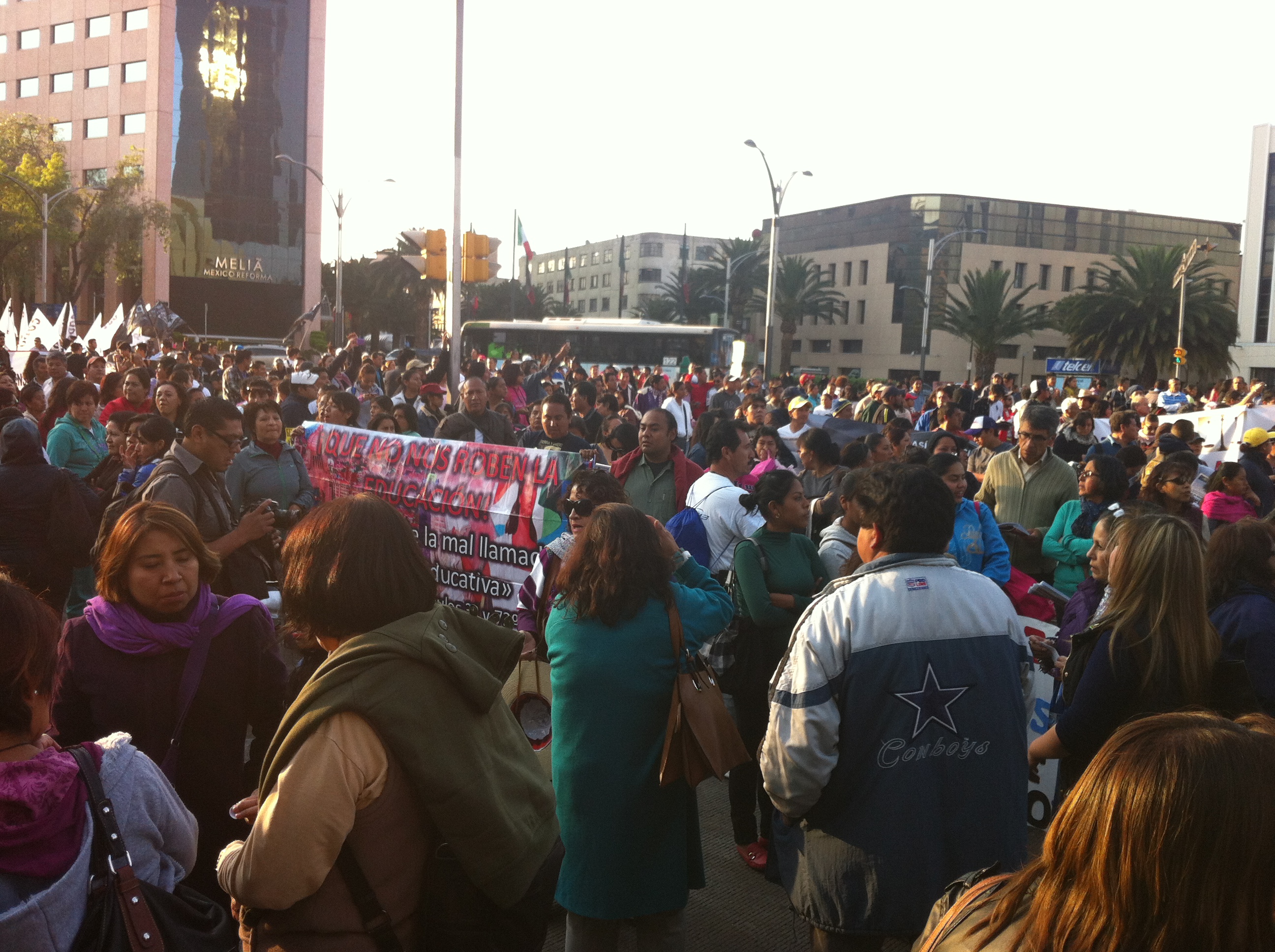 Participantes en la marcha convocada por la CNTE pretendían tomar avenida Juárez para ir al Zócalo, acción que fue inhibida por policías capitalinos.