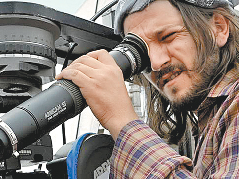 El entusiasta director durante el rodaje en una locación.