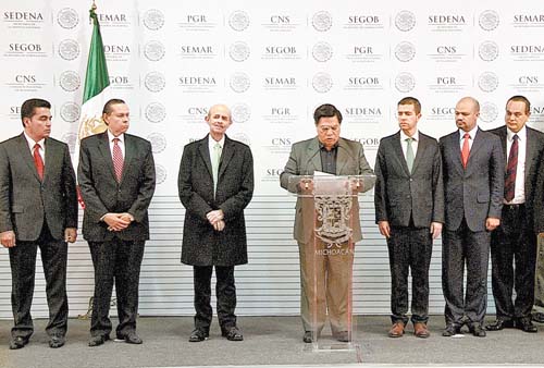 Jesús Reyna al tomar la palabra; a su izquierda, Fausto Vallejo y a su derecha, Alfredo Castillo.