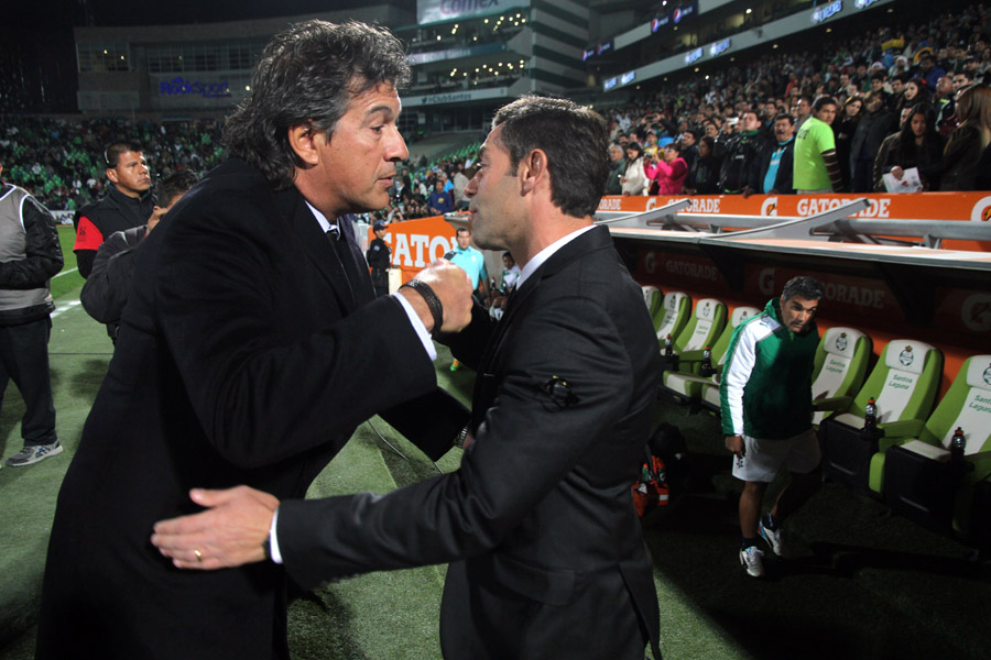 Los técnicos Rubén Omar Romano del Puebla y Pedro Caixinha de Santos. 