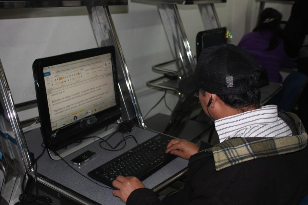 En el taller de computación, a través de un software pueden utilizar el paquete de Office o bien manejar redes sociales.