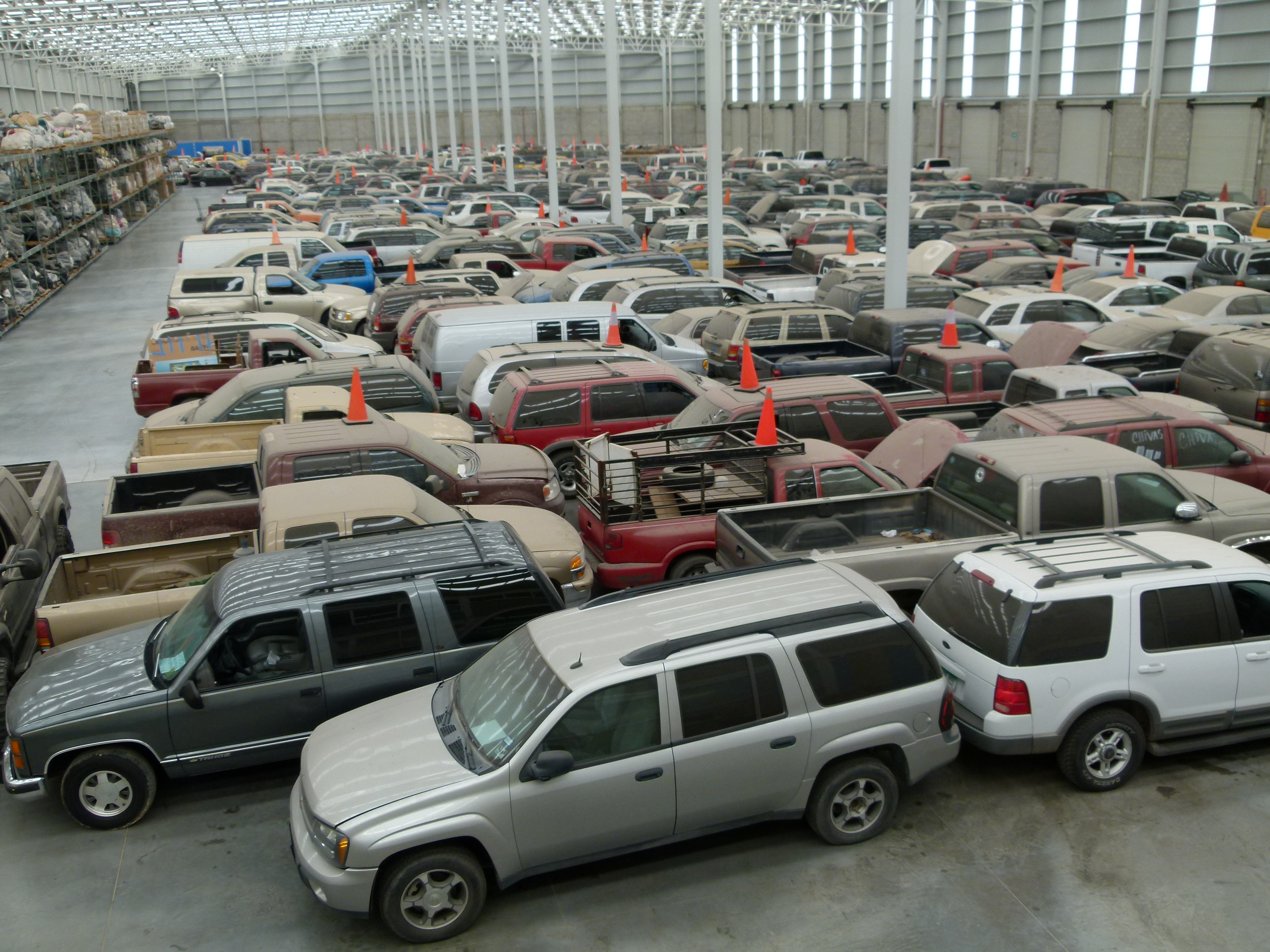 La bodega del Anexo 08 es enorme y se aprecian decenas de camionetas y autos de lujo, además de ropa y otros artículos decomisados.