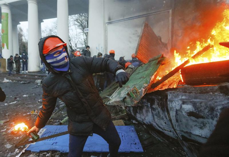 Continúan por segundo día consecutivo enfrentamientos en Kiev