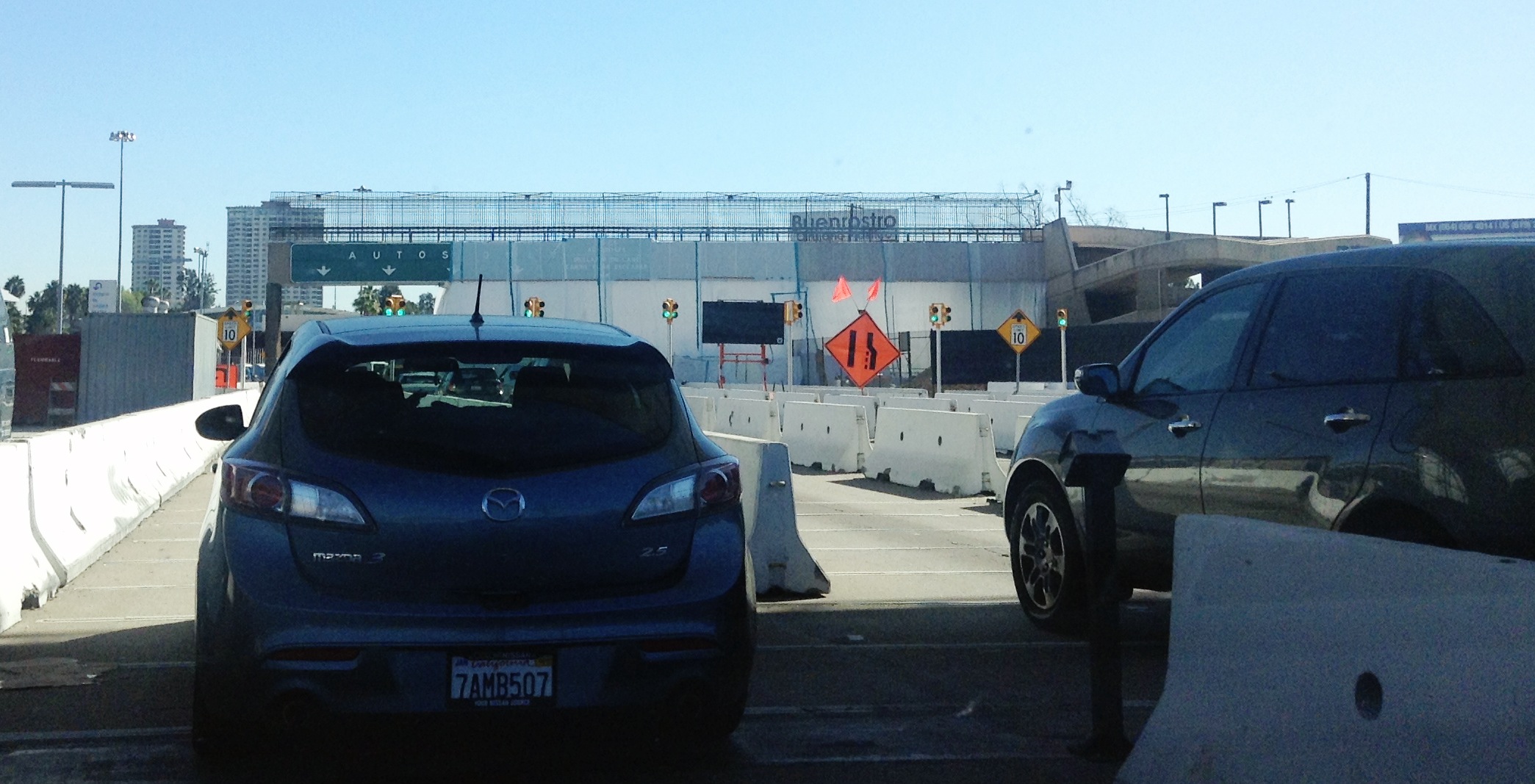 Inicia demolición de antiguo puente peatonal en San Ysidro