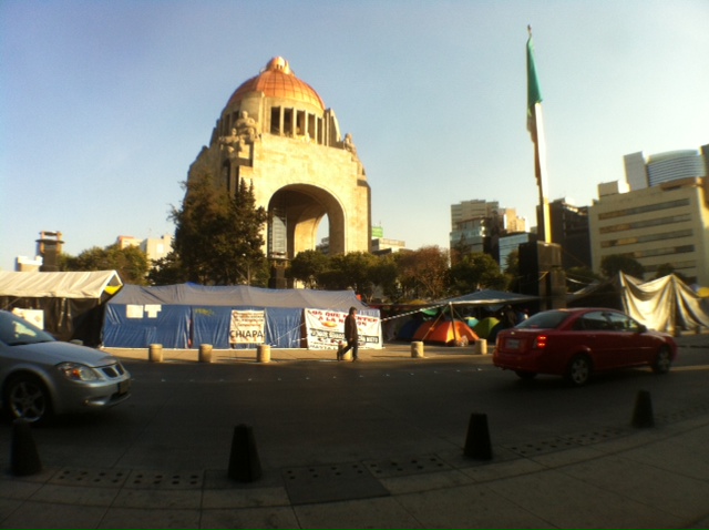 Maestros de la CNTE nuevamente instalaron carpas en el Monumento a la Revolución.