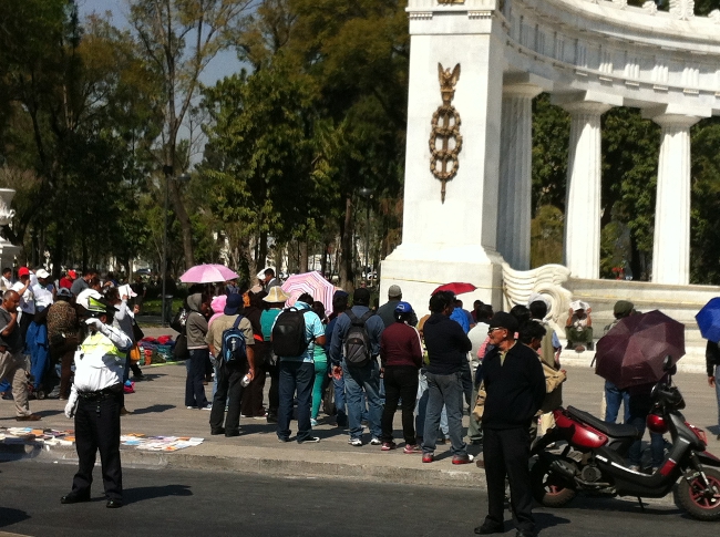 Maestros de la CNTE protestan frente al Hemiciclo a Juárez