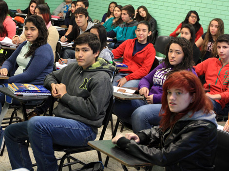 Universitarios regresan a las aulas. 