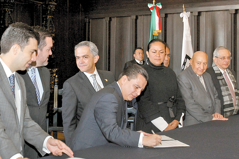 Asambleístas y el jefe de Gobierno firmaron ayer el convenio televisivo.