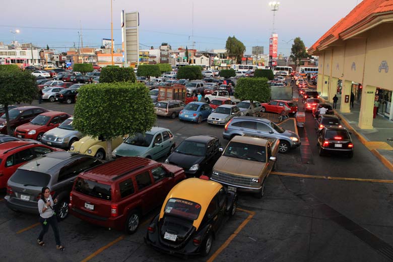 Estacionamiento abarrotado en la ciudad de Puebla.