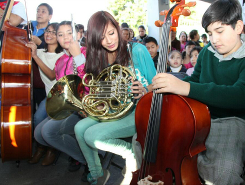 Estrenan instrumentos los menores integrantes de la Orquesta Sinfónica Esperanza Azteca Tepito.