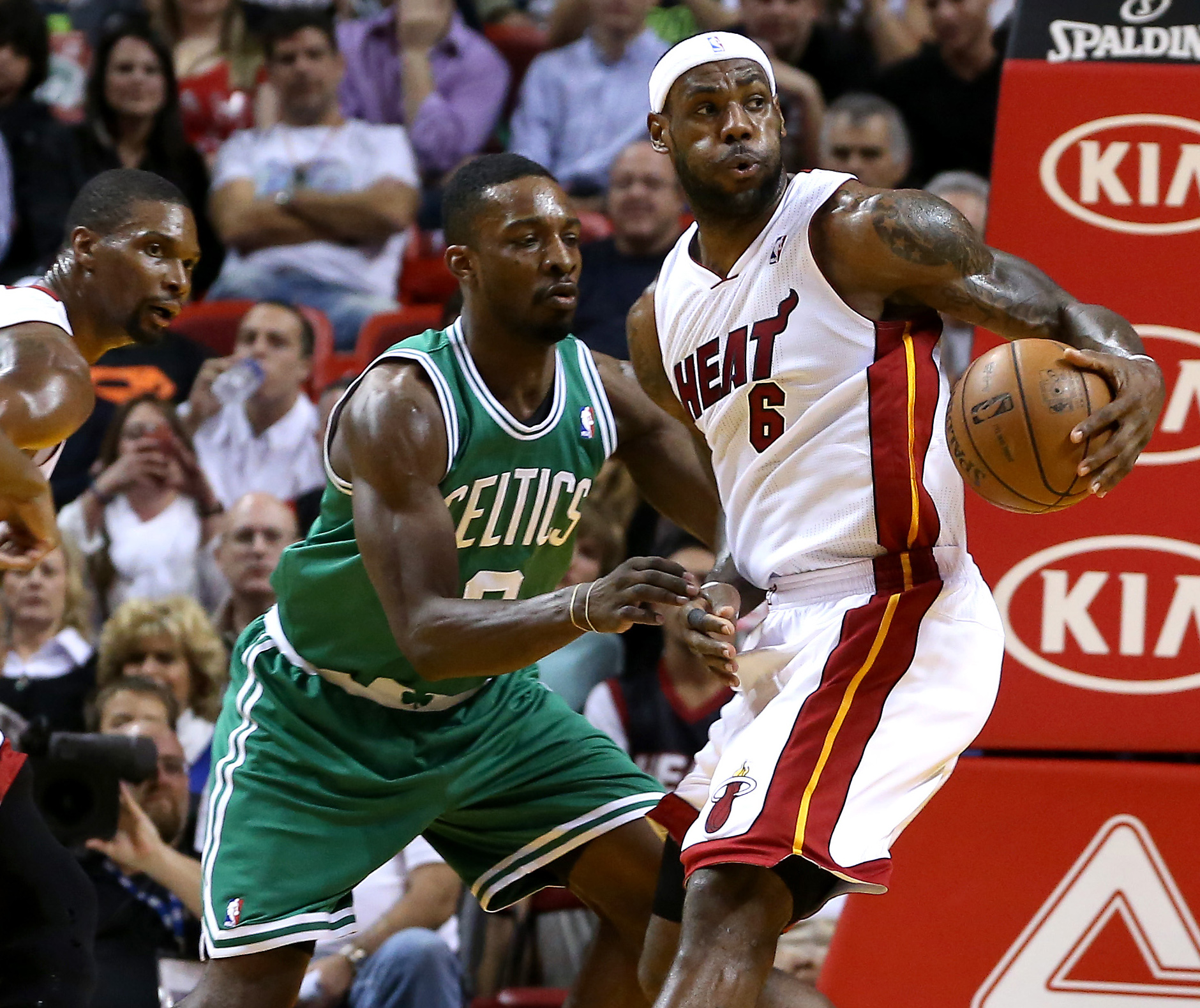LeBron James guió al Heat a un triunfo frente a Celtics 
