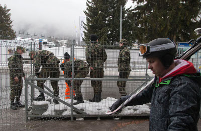 Los militares también vigilarán los accesos carreteros al foro.