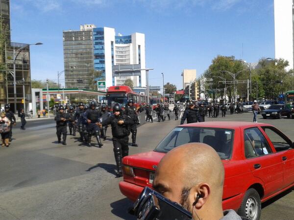 Maestros de la CNTE bloquearon la vialidad en el cruce de Insurgentes y Reforma.