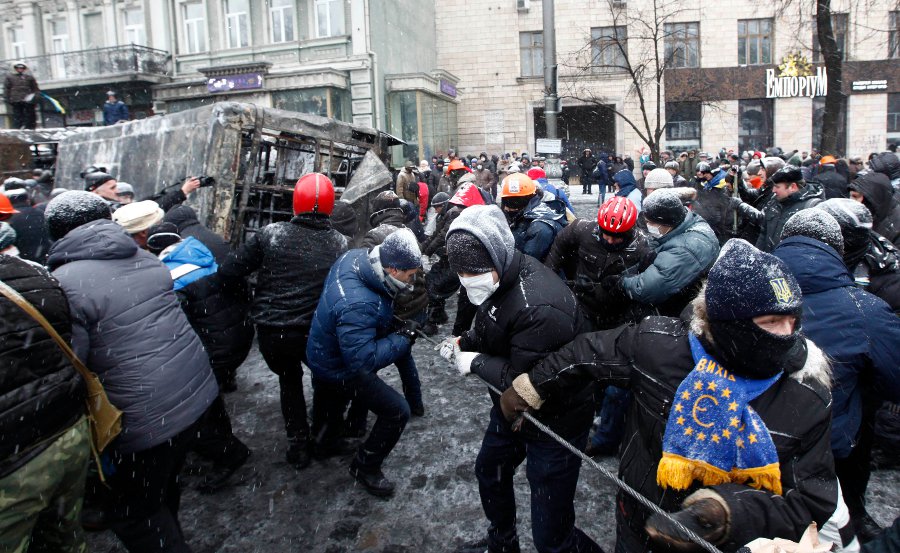 Manifestantes pro europeos se enfrentan a la policía en Kiev.